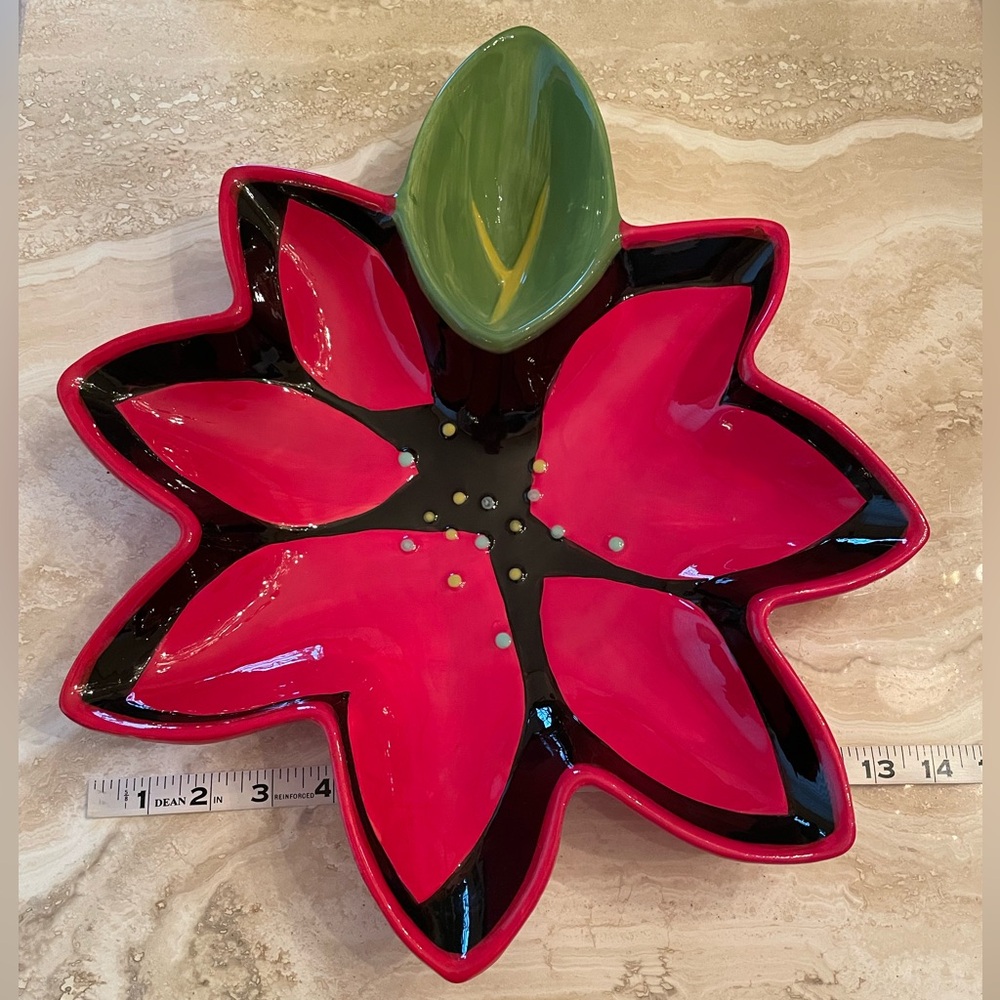 NWT Beautiful Red and Green Poinsettia Large Ceramic Chip/Dip Bowl